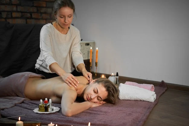Reiki masajında seans öncesi nelere dikkat edilir? 2 Ev ortamında masaj hizmeti için hazırlanmış sade bir alan