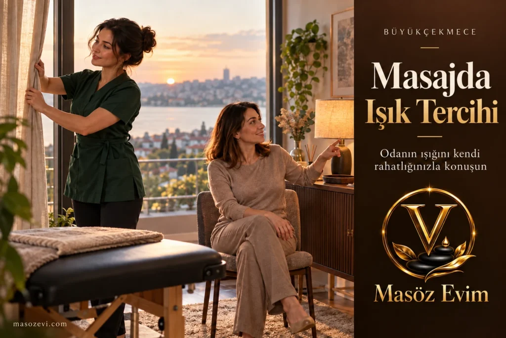 Büyükçekmece’de masajda ışık tercihi için perdeyi ayarlayan kadın masöz ve giyinik yetişkin kadın, evdeki lamba düzeni ve Masöz Evim logosu