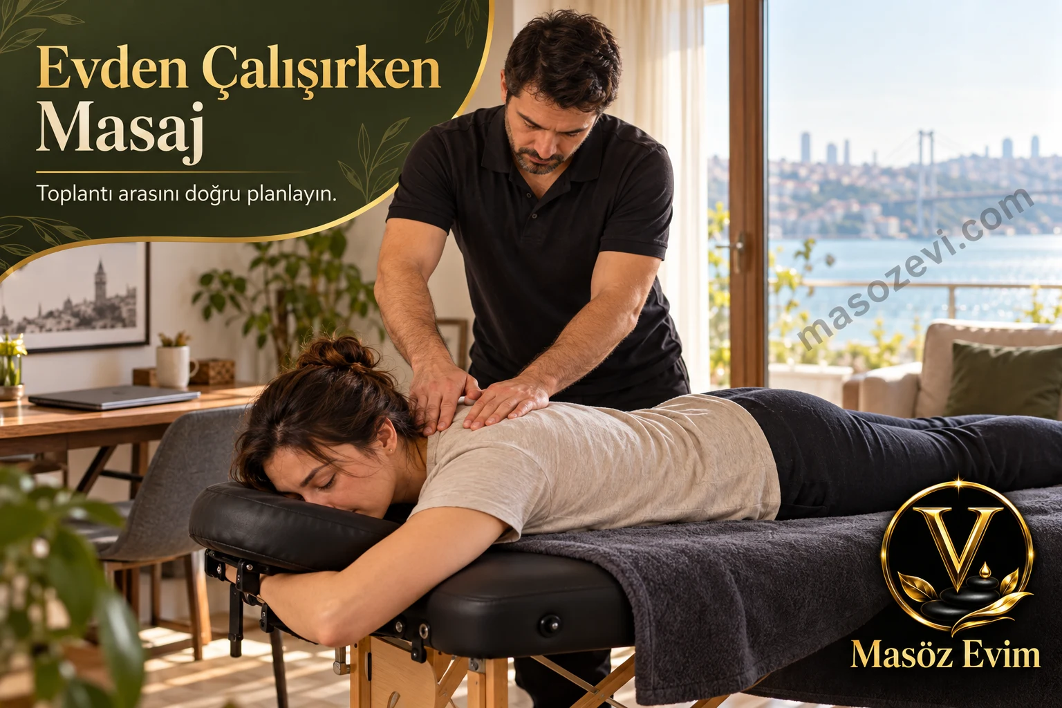 Evden Çalışırken Masaj: Toplantı Arasında Gerçekten Zamanınız Var mı? 1 Evden çalışırken masaj yazısı için yetişkin kadının üst sırtına uygulama yapan erkek masaj uygulayıcısı; arka planda kapalı bilgisayar, konu başlığı ve Masöz Evim logosu