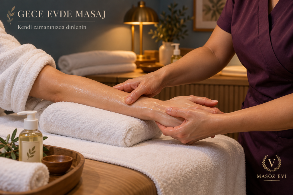 Gece evde masaj hizmetinde spa bornozlu yetişkinin açık ön koluna yağ ile uygulama yapan profesyonel masöz