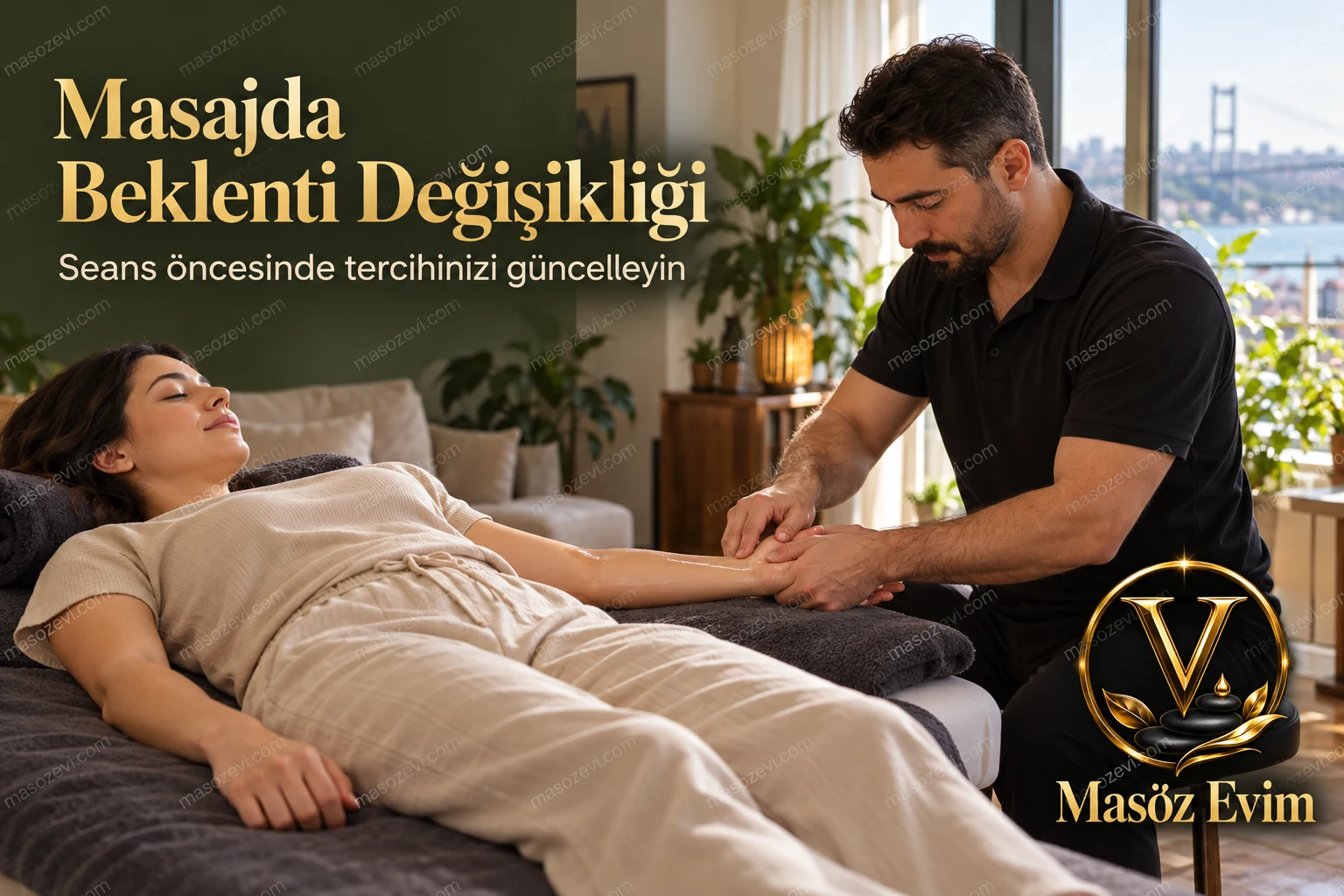 Masajda Beklenti Değişikliği: Seans Başlarken Fikrinizi Nasıl Anlatırsınız? 1 Masajda beklenti değişikliği yazısı için yetişkin kadının el ve ön koluna uygulama yapan erkek masaj uygulayıcısı; konu başlığı ve Masöz Evim logosu