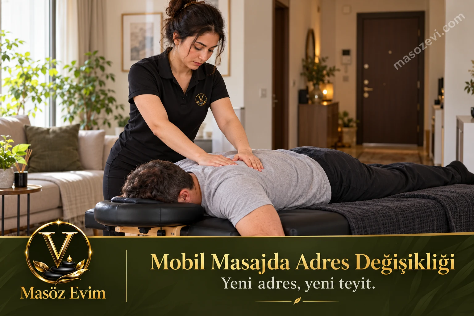 Mobil masajda adres değişikliği yazısı için evde yetişkin erkeğin üst sırtına uygulama yapan kadın masöz; konu başlığı ve Masöz Evim logosu