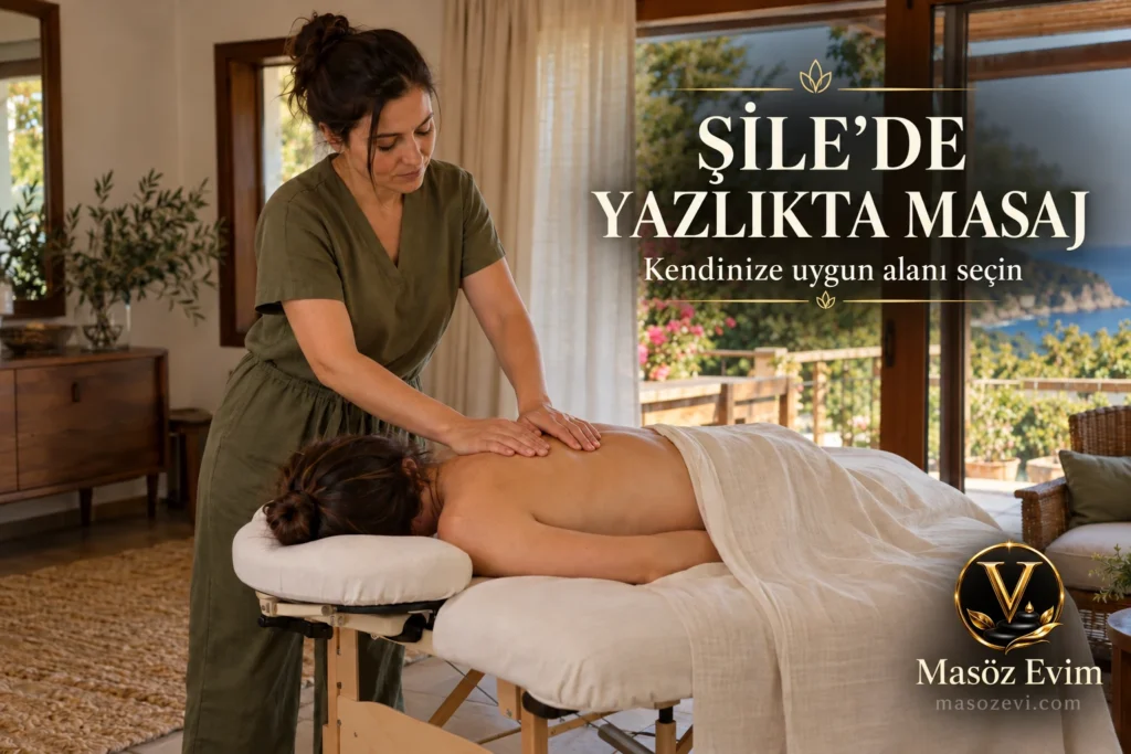 Şile’de yazlıkta masaj için bahçeye bakan bir odada sırt uygulaması yapan kadın masöz, Masöz Evim logosu ve başlığı